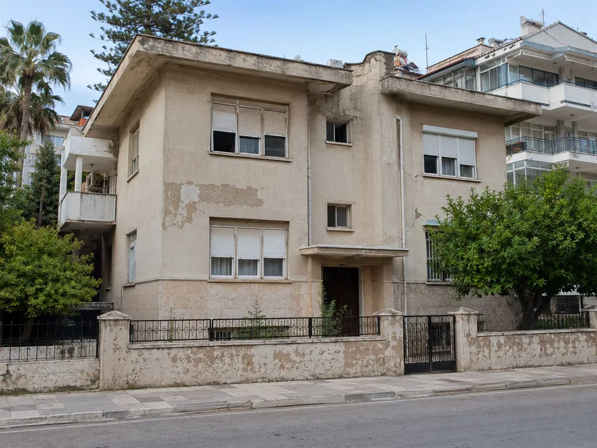 Antalya dış cephe boyama öncesi — yıpranmış villa cephesi
